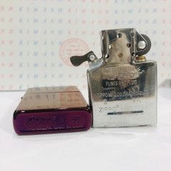 Bật lửa, hộp quẹt ZIPPO màu Tím mộc đáy La Mã loại trơn bóng, Kim Ánh nhập hàng cao cấp vỏ bằng đồng có dán tem đỏ