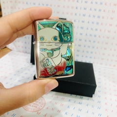 Hộp quẹt Zippo Armor khắc chìm cẩn xà cừ Mèo Thần Tài trên nền bạc bóng, hàng cao cấp vỏ bằng đồng có tem đỏ