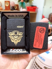 Bật Lửa Zippo Mẫu Đầu Lâu Đen Bụi, Vỏ đồng có tem đỏ