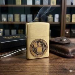 Miếng Eblem dán trang trí Zippo chủ đề Bản Kỷ Niệm 50 Năm Ngày Thành Lập, chất liệu đồng thau, hàng chuẩn zin Mỹ