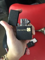 ZIPPO ĐEN BỤI CỎ BỐN LÁ MAY MẮN MAIN, VỎ BẰNG ĐỒNG RUỘT THÉP KHÔNG GỈ