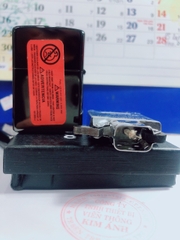 Bật lửa Zippo màu Đen bóng in Logo, Vỏ bằng đồng ruột thép không gỉ có tem đỏ