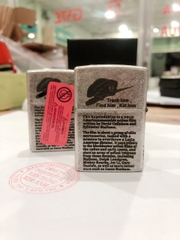 Bật Lửa, hộp quẹt Zippo Chim Đậu Đầu Lâu The Expendables Bạc Gỉa Cổ,  Vỏ đồng có tem đỏ