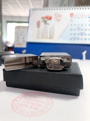 Bật lửa Zippo Bạc loại Xước ngang, vỏ đồng có tem đỏ