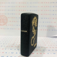 Bật lửa Zippo Mỹ chủ đề Con Rồng Bay Black Crackle, hàng chính hãng có giấy nhập khẩu gửi kèm theo đơn hàng