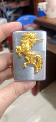 Eblem trang trí Zippo chủ đề Ngựa 1 Sừng chất liệu hợp kim nhôm, hàng chuẩn zin nhập Mỹ