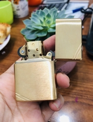 Bật lửa ZIPPO MỸ Vintage Brushed Brass,BẢN CHẠT GÓC- ĐẦU BẰNG - ĐÍT BẰNG, Cam kết hàng chính hãng có giấy nhập khẩu