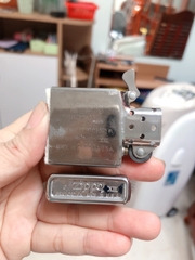 BẬT LỬA ZIPPO MỸ CHROME BÓNG KHẮC ĂN MÒN HOA VĂN Ý 2 MẶT - NEW FULL BOX, SẢN XUẤT 1997