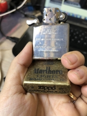 Bật lửa Zippo Marlboro Màu vàng loại giả cổ - Vỏ đồng có tem đỏ