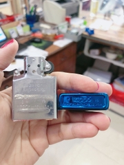 BẬT LỬA, HỘP QUẸT ZIPPO MÀU XANH SAPHIRE LOẠI TRƠN BÓNG, Vỏ bằng đồng ruột thép không gỉ có tem đỏ