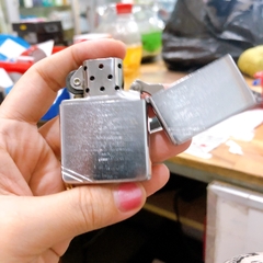 Bật lửa Zippo Mỹ Vintage đầu bằng đít bằng, khắc ăn mòn AMERICAN CLASSIC, mộc đáy ngược, sản xuất 1992, Hàng chính hãngg