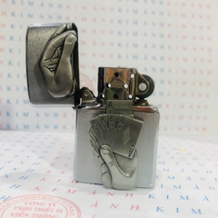Eblem dán trang trí Zippo chủ đề Thần Bài, chất liệu hợp kim nhôm, hàng chuẩn zin Mỹ