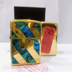 Hộp quẹt, bật lửa Zippo Armor vỏ dầy khắc chìm Zippo ngang, cẩn xà cừ 4 sọc chéo, hàng loại 1 vỏ bằng đồng có tem đỏ