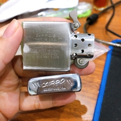 Bật lửa Zippo Mỹ Chrome xước ngang, mộc đáy ngược, chữ xéo, sản xuất 1985, Hàng chính hãng