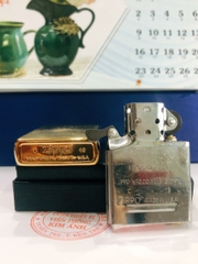 Bật lửa Zippo Màu Vàng loại Xước Ngang , vỏ đồng có tem đỏ