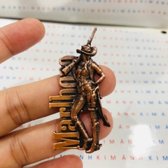 Miếng dán Eblem trang trí cho Zippo chủ đề Cô gái Marlboro vác súng , chất liệu đồng thau Solid Brass, hàng chính hãng