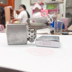 Bật lửa Zippo Mỹ  Chrome xước ngang, Khắc ăn mòn Zippo Windproof Lighter, sản xuất 1991, chữ xéo, mộc ngược, Chính hãng