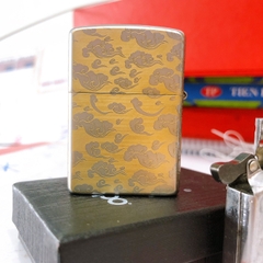 Bật lửa Zippo Satin khắc ăn mòn Rồng phun châu, Vỏ bằng đồng có tem đỏ