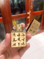 BẬT LỬA ZIPPO MỸ BRUSHED BRASS KHẮC ĂN MÒN CHỦ ĐỀ 30 TƯ THẾ MÀU VÀNG RUỘT VÀNG, HÀNG CHÍNH HÃNG