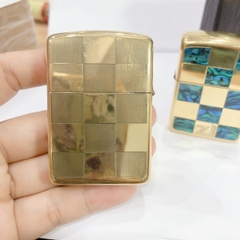 Bật lửa, hộp quẹt Zippo Armor vỏ dầy khắc ăn mòn khảm xà cừ  mẫu Ca rô, Vỏ bằng đồng có tem đỏ
