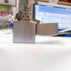 Bật lửa Zippo Mỹ  Chrome xước ngang, Khắc ăn mòn Zippo Windproof Lighter, sản xuất 1991, chữ xéo, mộc ngược, Chính hãng