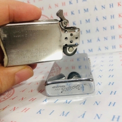 Bật lửa, hộp quẹt Zippo Mỹ Slim khắc laser Dấu chân mộc đáy ngược chữ xéo hiếm gặp, sản xuất 1977 hàng chính hãng