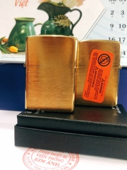 Bật lửa Zippo Màu Vàng loại Xước Ngang , vỏ đồng có tem đỏ