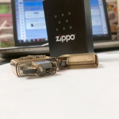 Bật lửa Zippo Mỹ Vintage Brushed Brass - đầu bằng đít bằng, Eblem Đầu Bò Solid Brass đồng nguyên chất, Hàng chính hãng
