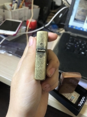 Bật lửa Zippo Marlboro Màu vàng loại giả cổ - Vỏ đồng có tem đỏ