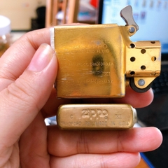 Bật lửa Zippo Mỹ Brass khắc ăn mòn FISNERMAN'S WMARF, mộc ngược ngược, sản xuất 1995