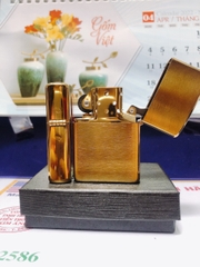 LA MÃ - BẬT LỬA ZIPPO MÀU VÀNG  LOẠI XƯỚC NGANG, Mọc La mã, Vỏ bằng đồng ruột thép có tem đỏ