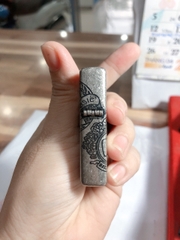 BẬT LỬA ZIPPO KHẮC CHÌM MẪU WINDY GIRL, MÀU BẠC, LOẠI GIẢ CỔ