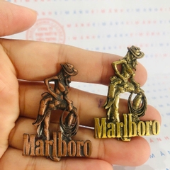 Miếng dán Eblem trang trí Zip po chủ đề Cô gái Marlboro cầm dây, chất liệu đồng thau Solid Brass, hàng chuẩn zin Mỹ