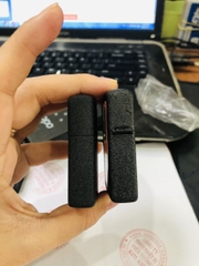 BẬT LỬA ZIPPO TÌNH HUYNH ĐỆ MÀU ĐEN BỤI, CÓ TEM ĐỎ