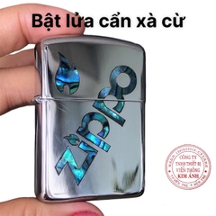 Bật lửa Zippo Armor vỏ dầy cẩn xà cừ chữ Zippo màu trắng bạc, vỏ đồng ruột thép không gỉ, có têm đỏ