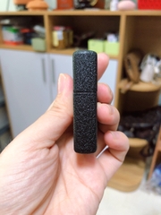 Bật Lửa Zippo Mẫu Đầu Lâu Đen Bụi, Vỏ đồng có tem đỏ