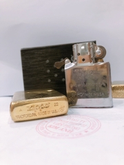 Hộp quẹt, bật lửa Zippo Armor vỏ dầy, khắc chìm chủ đề Zippo Và Ngọn Lửa Nhỏ, Hàng loại 1 vỏ bằng đồng có tem đỏ
