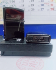 Bật lửa Zippo màu Đen bóng in Logo, Vỏ bằng đồng ruột thép không gỉ có tem đỏ