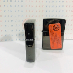 Bật lửa, hộp quẹt ZIPPO màu Đen môc đáy La Mã loại trơn bóng, Kim Ánh nhập hàng cao cấp vỏ bằng đồng có dán tem đỏ