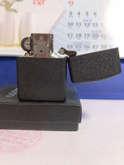 BÂT LỬA ZIPPO MẪU ĐÔI CÁNH THIÊN THẦN LOẠI ĐEN BỤI NHÁM, CÓ TEM ĐỎ