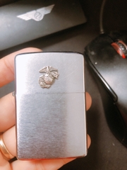 Eblem dán Zippo Mỹ chủ đề Thuỷ Quân Lục Chiến ( Chất liệu Bạc 925 ), Chuẩn Zin