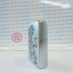 Bật lửa Zippo Mỹ Khắc Ăn Mòn Đổ Sơn Chúa Sơn Lâm, Hàng Chính Hãng Có Giấy Nhập Khẩu Gửi Kèm Theo Đơn Hàng