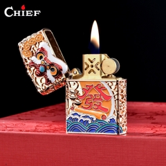 Bật lửa, hộp quẹt CHIEF chính hãng chủ đề Khảm men Lion Lucky Cat, hàng chính hãng vỏ bằng đồng càng dùng càng sáng