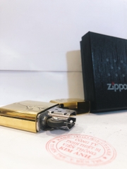 Bật lửa Zippo Armor vỏ dầy, khắc chìm mẫu Cô Gái Gió (màu vàng ) loại trơn bóng, Hàng loại 1 vỏ bằng đồng có em đỏ