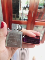 Bật Lửa, Hộp quẹt Zippo USA Màu Tím loại trơn bóng, Vỏ đồng có tem đỏ