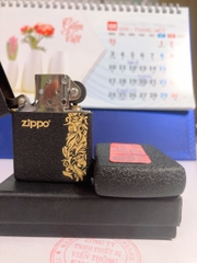 Bật lửa Zippo khắc ăn mòn, đổ sơn Hoa Văn màu Đen Bụi loại Nhám, có tem đỏ