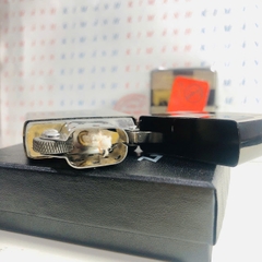 Hộp quẹt, bật lửa ZIPPO màu đen kẻ Caro, Kim Ánh nhập hàng cao cấp vỏ bằng đồng có dán tem đỏ