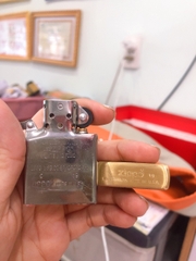 Bật Lửa Zippo Khắc Chìm 5 mặt Mẫu Thanh Minh Thượng Hà Đồ- Màu Vàng Ruột Trắng, Vỏ đồng có tem đỏ