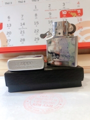 Bật lửa Zippo khắc chìm cẩn xà cừ mẫu Mèo may mắn màu trắng bạc Satin, vỏ đồng ruột thép không gỉ