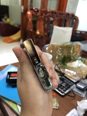 La Mã - Bật Lửa Zippo Màu Trắng Bạc Loại Trơn Bóng, Mộc La Mã, Vỏ bằng đồng ruột thép không gỉ, có tem đỏ